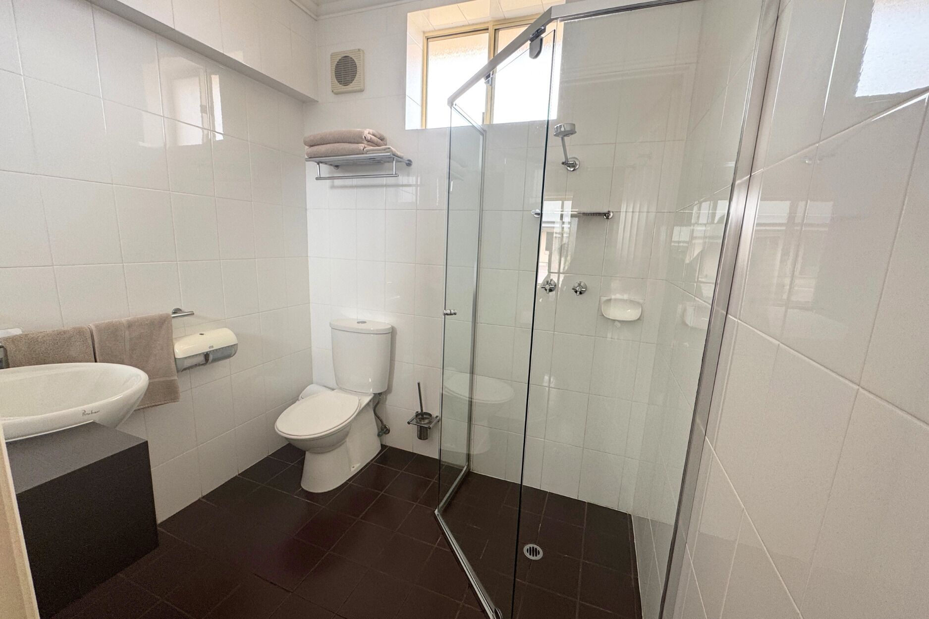Ducha, artículos de tocador gratuitos, secador de pelo, toallas