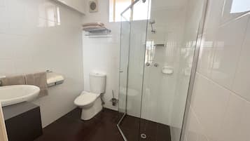 Ducha, artículos de tocador gratuitos, secador de pelo, toallas