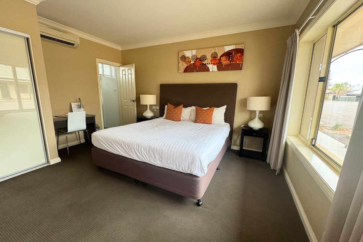 Standaard kamer, 1 kingsize bed | Een bureau, gratis wifi, beddengoed