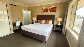 Rom – standard, 1 kingsize-seng | Skrivebord, wi-fi (inkludert) og sengetøy