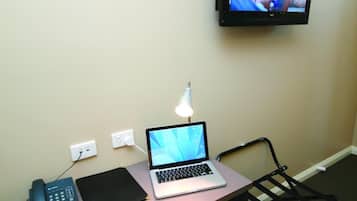 1 bedroom, desk, free WiFi, bed sheets