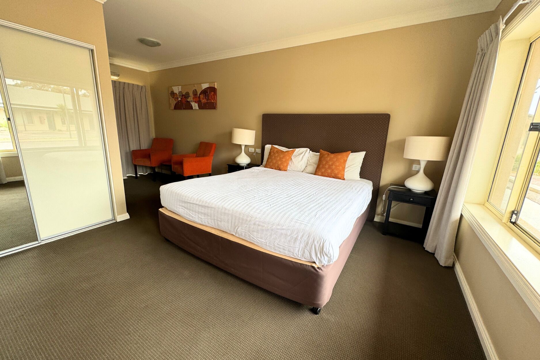 Een bureau, gratis wifi, beddengoed