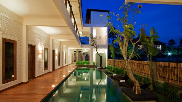 Outdoor pool, sun loungers - Echoland Bed & Breakfast (Canggu)