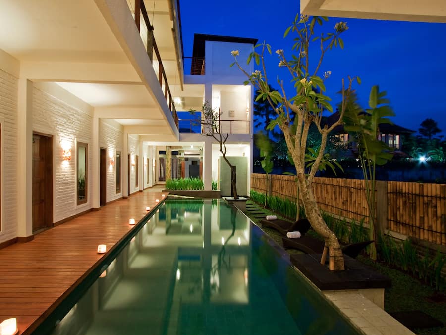 Piscina externa, espreguiçadeiras