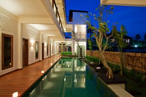 Outdoor pool, sun loungers - Echoland Bed & Breakfast (Canggu)