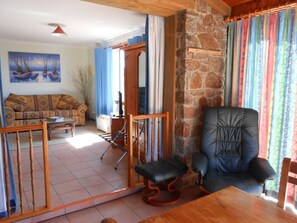 Cottage, 1 Bedroom | Living room | LCD TV - Tidelines of Bicheno (Bicheno)