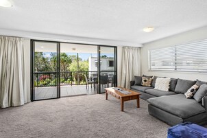 公寓, 3 间卧室, 花园景观 | 起居区 | 平板电视