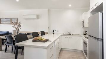 Full-sized fridge, microwave, oven, stovetop