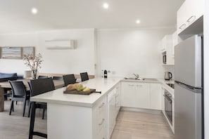 Geladeira grande, micro-ondas, fogão, cooktop