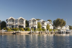 Exterior - Captains Cove Waterfront Resort (Paynesville)