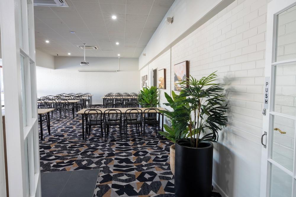 The Club Hotel Gladstone photo 6