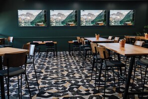 تقديم الغداء والعشاء