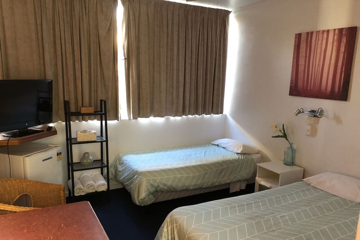 Escritorio, espacio para trabajar con un portátil, cortinas opacas