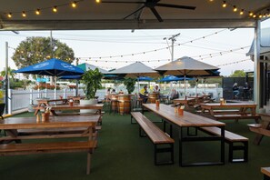 تقديم الغداء والعشاء