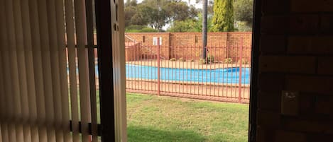 Una piscina al aire libre