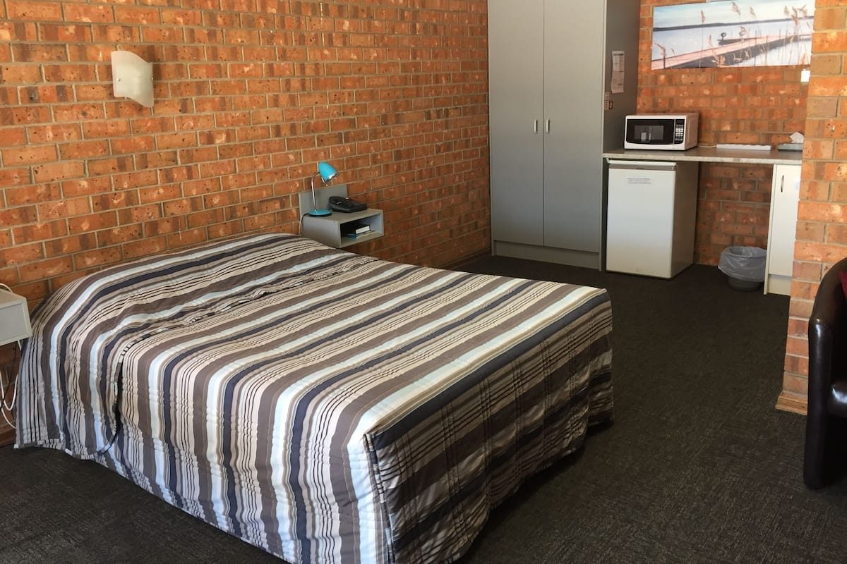 Quarto casal standard, 1 cama Queen | 1 quarto, roupas de cama premium, escrivaninha