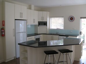 Microwave, coffee/tea maker, toaster - Barclay Motor Inn (Devonport)