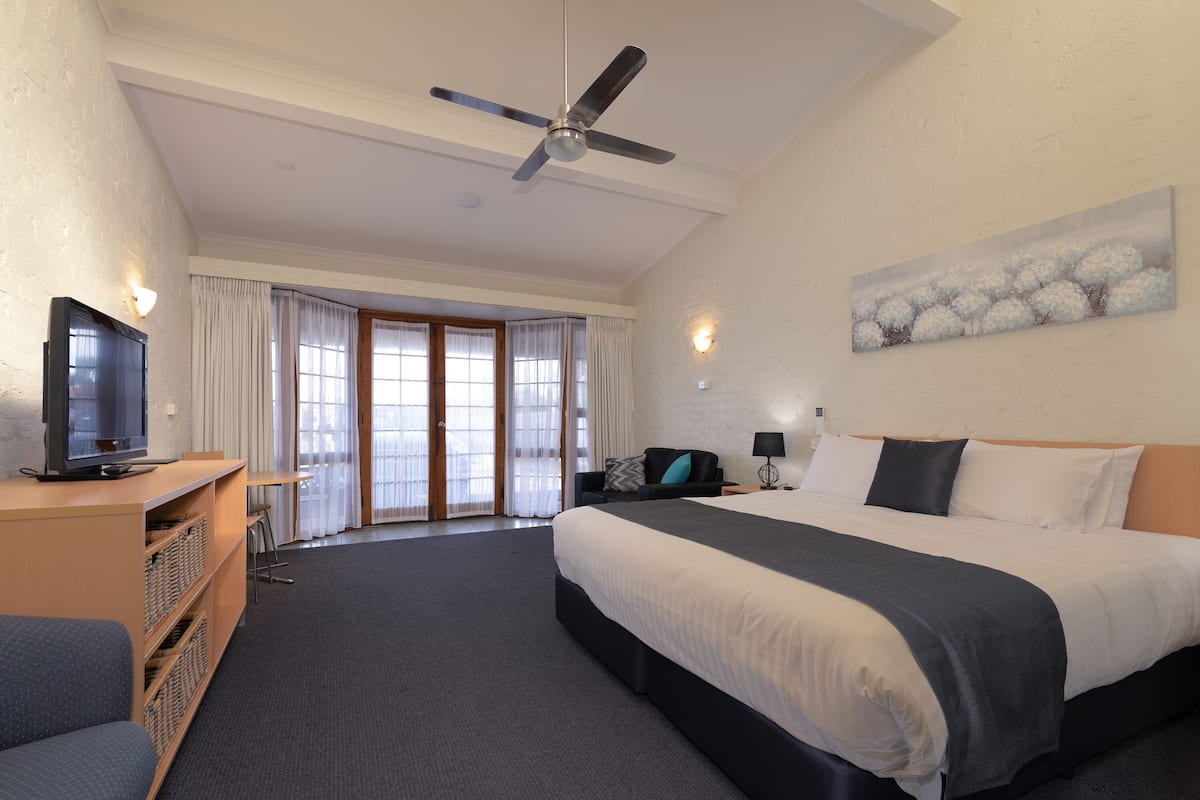 Estudio estándar, para no fumadores, cocineta (Studio Apartment) | Cortinas blackout, tabla de planchar con plancha, cunas y wifi gratis