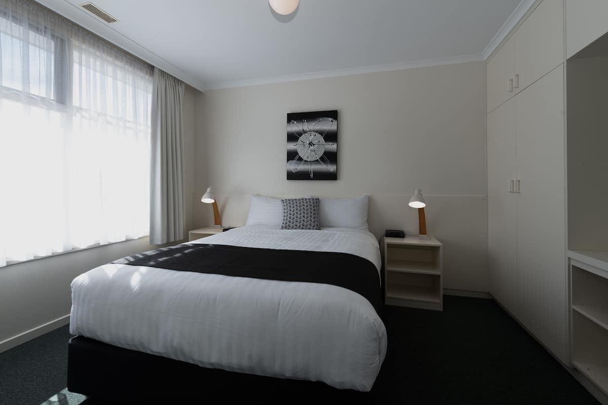 Suite familiar, 2 habitaciones, para no fumadores, cocineta (Family Apartm) | Cortinas blackout, tabla de planchar con plancha, cunas y wifi gratis
