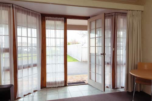 Studio Apartment | Blackout drapes, iron/ironing board, cribs/infant beds, free WiFi