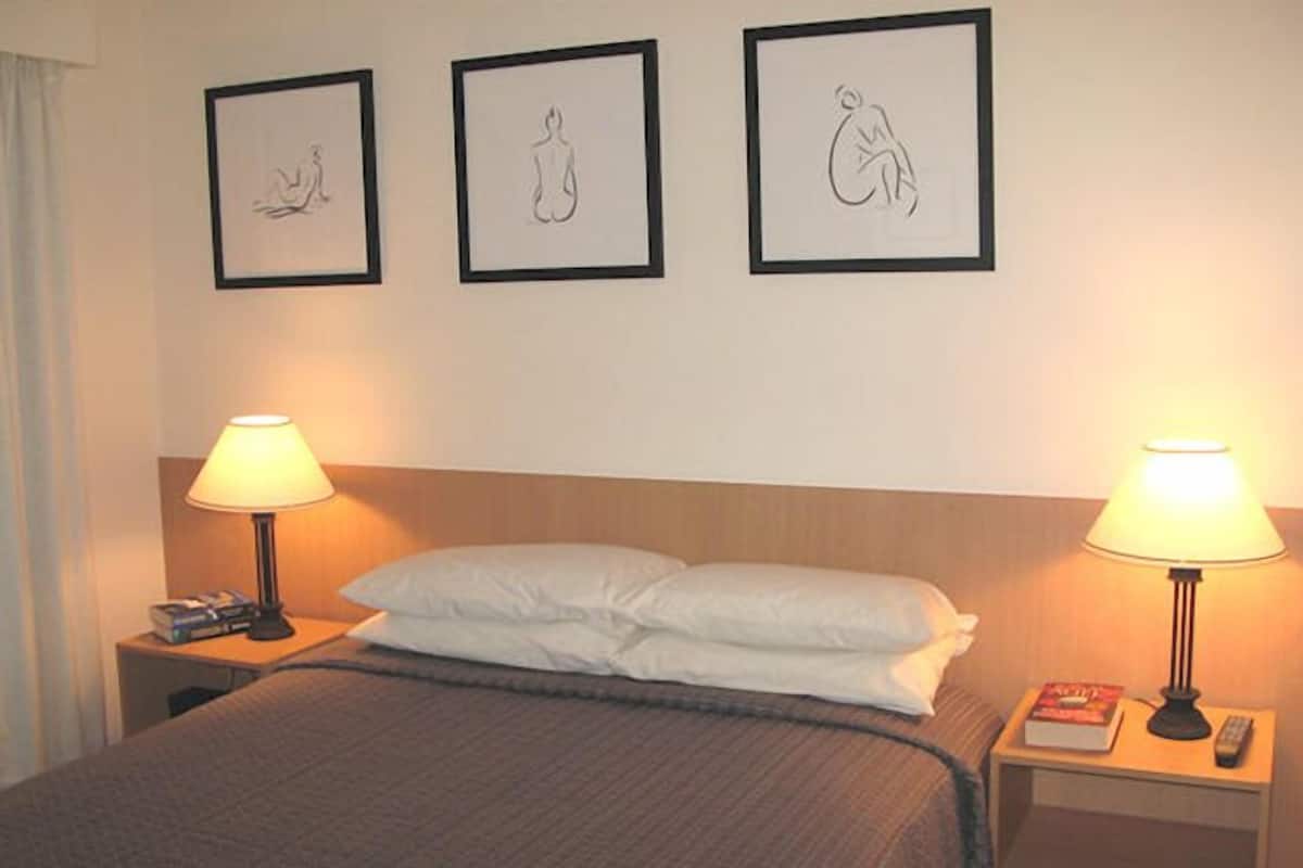 Habitación estándar, para no fumadores, cocineta (Standard Unit) | Cortinas blackout, tabla de planchar con plancha, cunas y wifi gratis