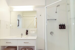 スタンダード スタジオ 禁煙 簡易キッチン (Studio Apartment) | バスルーム | シャワー、バスアメニティ (無料)、ヘアドライヤー、タオル