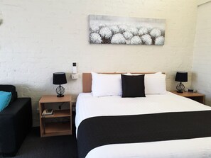 Studio Standard - icke-rökare - pentry (Studio Queen Plus Single) | Mörkläggningsgardiner, strykjärn/strykbräda, barnsängar och gratis wi-fi