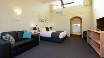 Standard Studio, Non Smoking, Kitchenette (Studio Apartment) | Ruang tamu | TV LCD