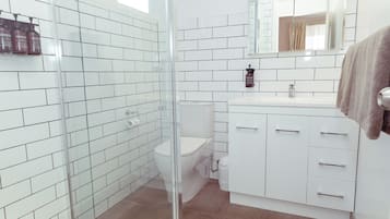 Ducha, artículos de tocador gratuitos, secador de pelo, toallas