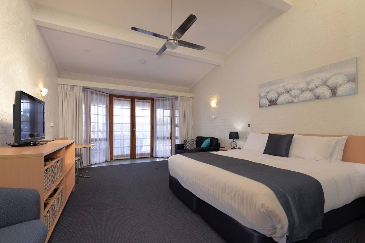 遮光カーテン、アイロン / アイロン台、ベビーベッド、WiFi (無料)