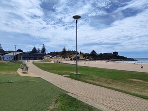 靠近海滩、白沙