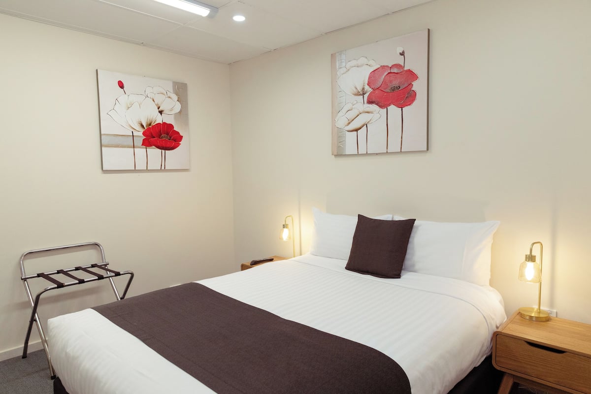 Cortinas blackout, tabla de planchar con plancha, cunas y wifi gratis