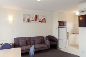 家庭套房, 2 间卧室, 无烟房, 简易厨房 (Family Apartm) | 起居区 | 液晶电视、书