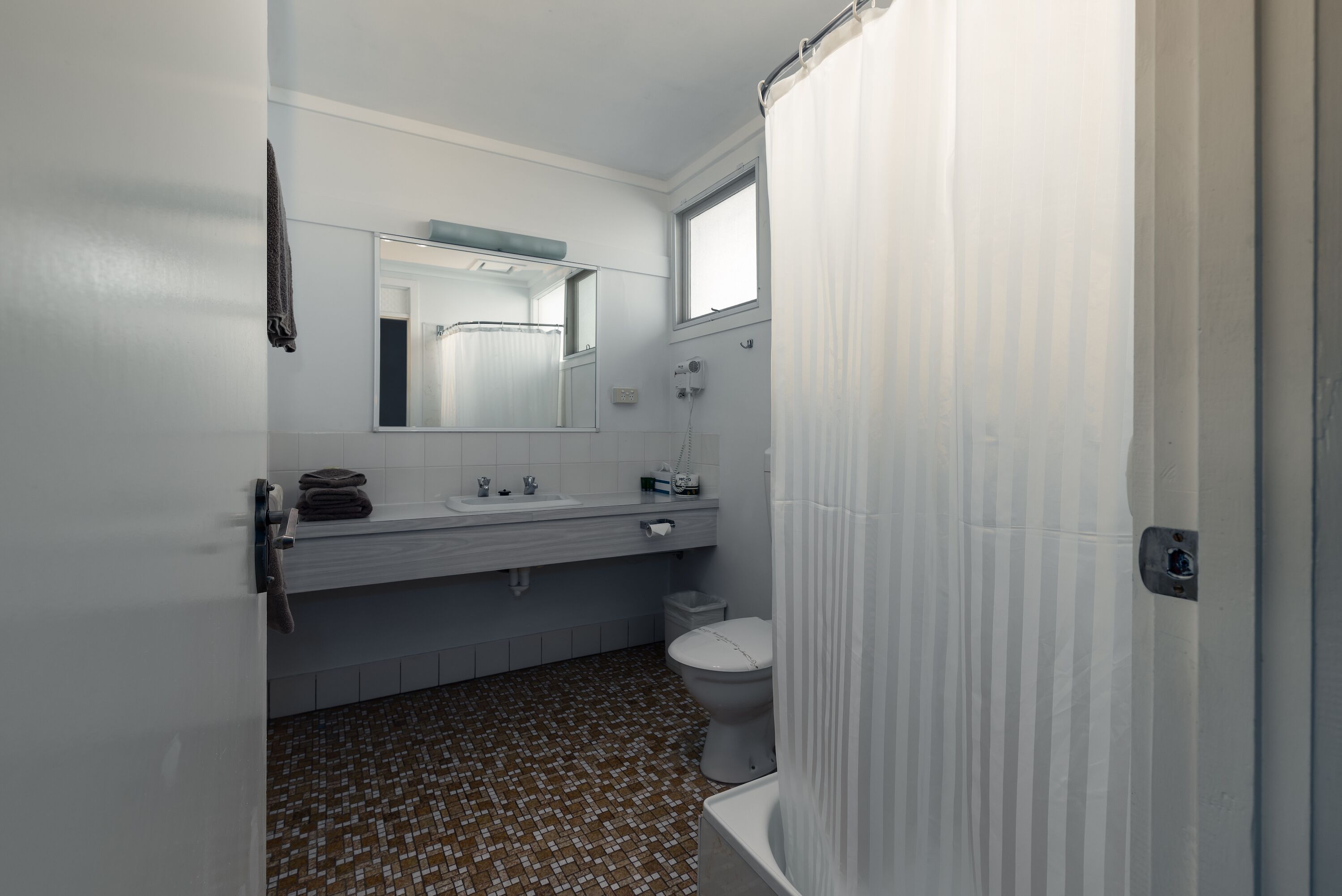 Douche, articles de toilette gratuits, sèche-cheveux