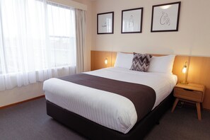 Executive Apartment | Blackout drapes, iron/ironing board, cribs/infant beds, free WiFi - Barclay Motor Inn (Devonport)