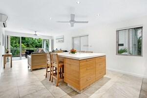 Suite Deluxe, 2 chambres | Coin séjour | Télévision de 47 pouces avec chaînes par câble, lecteur de DVD