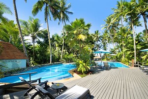 Piscine extérieure, parasols de plage, chaises longues