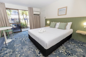 Tabla de planchar con plancha, wifi gratis y ropa de cama 