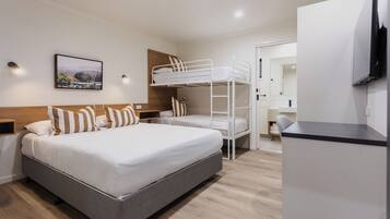 Family Cabin | Iron/ironing board, free WiFi, bed sheets