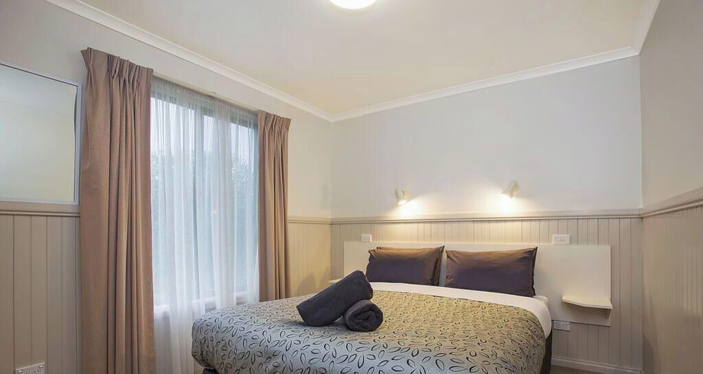 1 dormitorio, cortinas opacas, tabla de planchar con plancha