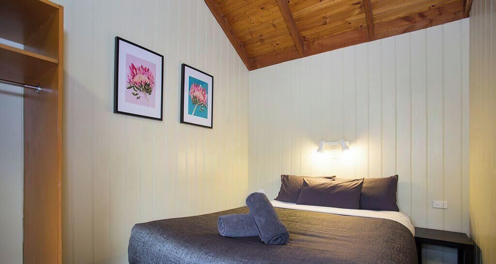 1 dormitorio, cortinas opacas, tabla de planchar con plancha