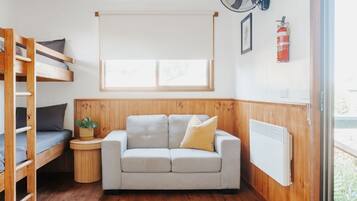 Kabin Standar, 1 kamar tidur | Area keluarga | TV LCD dan pemutar DVD