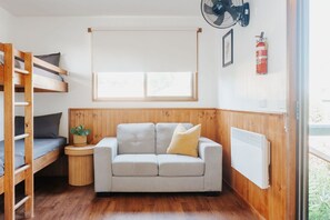 Standard Cabin, 1 Bedroom | Ruang tamu | TV LCD, pemain DVD 