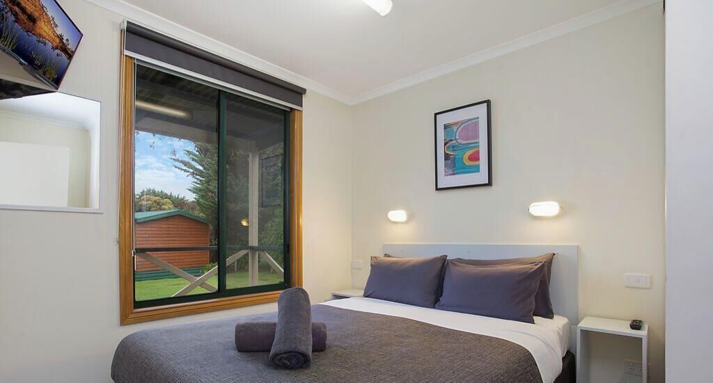 1 dormitorio, cortinas opacas, tabla de planchar con plancha