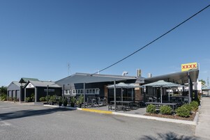 Un edificio con terraza y zona cubierta.