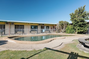 Outdoor pool - Boomerang Motor Hotel (West Mackay)