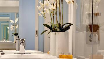 Artículos de higiene personal gratuitos, secador de pelo y toallas