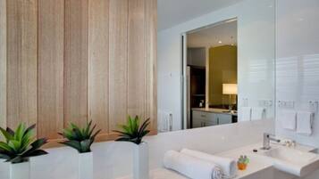 Tabla de planchar con plancha, cunas (de pago), camas supletorias