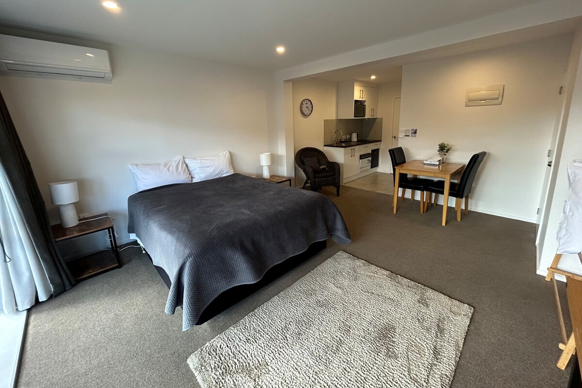 Large studio | Blackout drapes, WiFi (free), individually decorated