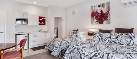 1 غرفة نوم وبديكورات فريدة لكل غرفة وستائر تعتيم وواي فاي مجانًا